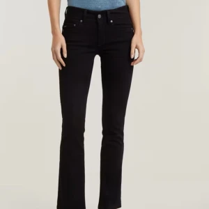 Low waist bootcut jeans - Low waist bootcut jeans från G-star Raw. Supersnygga och något stretchiga vilket gör dem så sköna. Modellen heter ”midge” på deras hemsida. Storlek 24/30, tyvärr för små för mig. Jeansen är kolsvarta, ser gråa ut på två sista bilderna men det är ljuset. Perfekt skick!