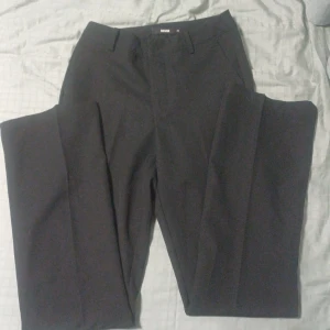 Svarta kostymbyxor  - Ett par svarta kostymbyxor. Använda ett fåtal gånger men får tyvärr inte plats i de längre.