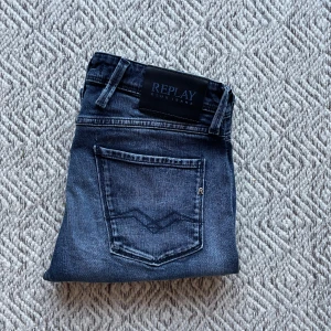 Replay jeans Anbass  - Säljer ett par riktigt snygga jeans från Replay i modellen anbass. Jeansen är i nyskick och har inga tecken på användning. Det står att det är storlek W30/L36 men dom sitter mer som 34 i längden. Vid minsta fråga eller fundering är det bara att höra av sig!👍😁