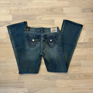 Bootcut jeans från True Religion💙 - Snygga blå bootcut jeans från True Religion. Helt nya! 