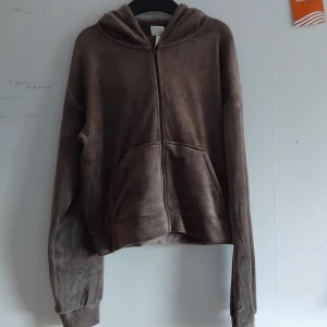 Brun hoodie från H&M - Mysig brun hoodie från H&M med dragkedja och huva. Använd ett fåtal gånger, inga defekter 