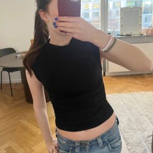 topp - säljer denna svarta topp från gina❤️