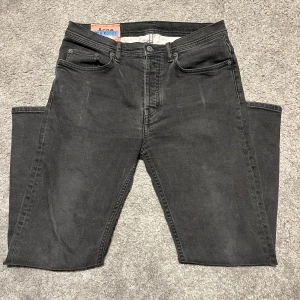 Acne studios jeans-blå konst - Säljer dessa riktigt feta acne studios blå konst jeans. Storleken är W30 L32 och skicket är riktigt bra. Skriv vid funderingar!!!!