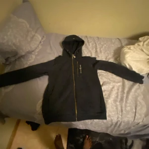 Sail Racing  Zip Hoodie - Hej jag säljer min sail racing zip hoodie för att den har blivit för liten för mig? Tvättar hoodien innan jag skickar den till köparen. Har tyvärr inte påsen för sail racing tröjan/zip hoodie.