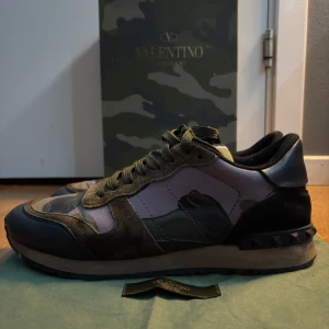 Valentino Rockrunner - Hej jag säljer dessa valentino rockrunner då jag är sugen på nåt nytt! Dom är i fint skick lite färg har släppt uppe vid hälen typ men inget man lägger märke till! Dom är i storlek 39 men passar mer 40. Du får med nästan allt og box, extra snören, och dustbag. Kom med frågor jag svarar snabbt och glatt 😁 