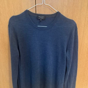 Kashmir tröja rag & bone  - Säljer min fina kashmir tröja från rag & bone. Skick 10/10, den har inga defekter, inga fläckar, inga hål osv. Köpt för 2995kr men säljer för endast 1499 för vill få den såld! Storleken funkar M och L