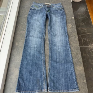 Lågmidjade jeans  - Super snygga jeans som tyvärr är försmå och har därför ingen bild på! Midjemått tvärsöver är 37cm, midjehöjden är 19cm och inerbens längden är 78cm💕