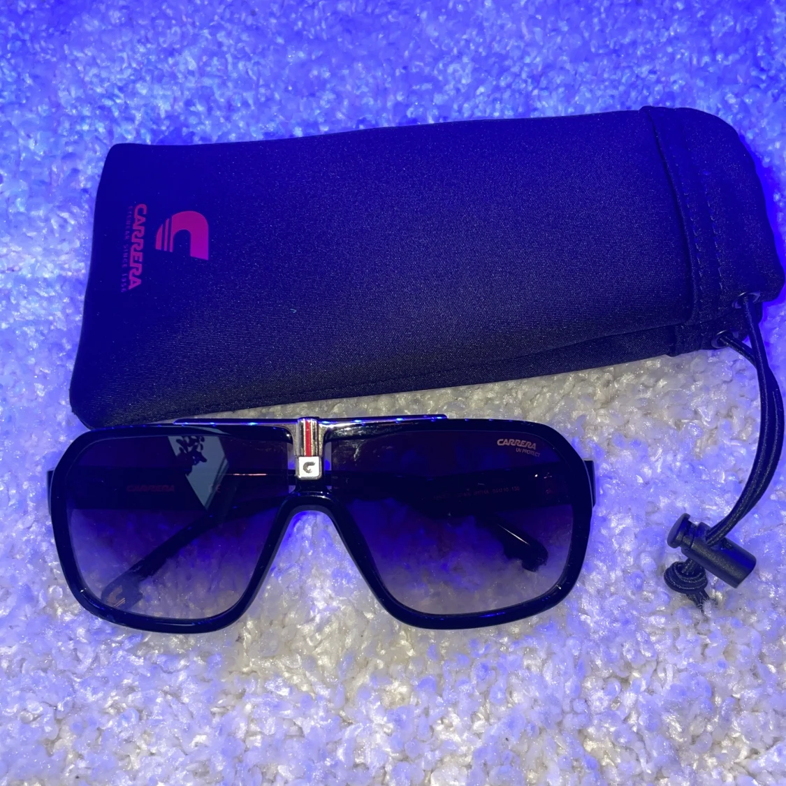 Svarta solglasögon från Carrera