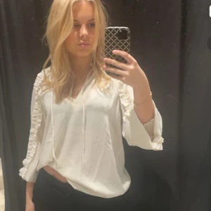Beige blus - Säljer denna söta beiga blusen i storlek S. Använd fåtal gånger💕