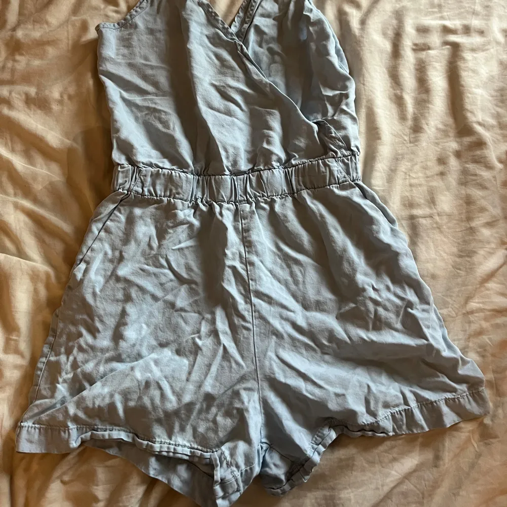 Fin jumper i ett tunt jeans material, super fin på och jätte skönt på sommaren!. Muu.