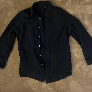 Mörkblå Ralph Lauren Linne Skjorta  - Tja! Säljer en tvärfet linneskjorta från Ralph Lauren. Skick 10/10. Inte använd många gånger så iprincip nyskick. Nypris 2300🍾. Hör av er vid frågor å funderingar 👍