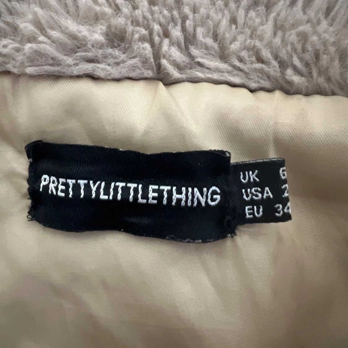 Beige teddyjacka från PrettyLittleThing - 2