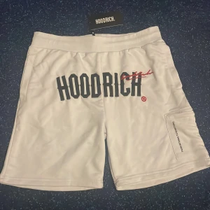 Hoodrich Vita Shorts - Ett par vita hoodrich shorts som jag köpte för ett tag sen men de passa ej och glömde att lämna tillbaka dem. Taggen är kvar på shortsen och är ej borttagen. 
