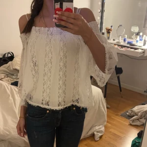 Vit offshoulder blus från Gina Tricot - Säljer en söt vit offshoulder blus från Gina Tricot. Blusen har spets detaljer och trekvartsärm.🥰säljer då den är för stor för mig, om de finns ytligare frågor är det bara att skriva 💕