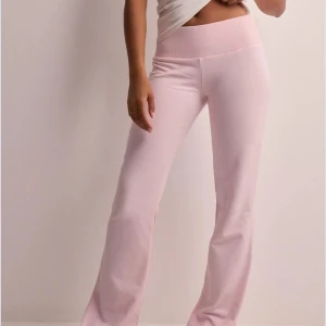 Rosa mjukisbyxor - Snygga och bekväma rosa mjukisbyxor med låg midja och bootcut-stil. Väldigt långa på mig som är 163, lappen kvar!