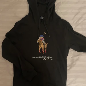 Polo Bear Hoodie - Fet polo bear hoodie med broderad logga. Tröjan är i bra skick utan deffekter. Storleken passar S-M. Fråga gärna vid funderingar!