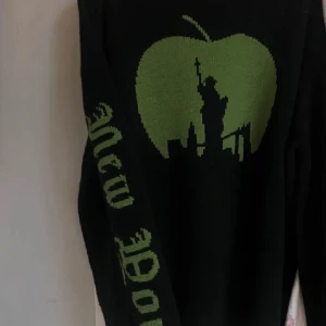 Svart tröja med grönt New York-motiv - Kollar intresset på min city tröja från Chloé Shuterman (NY)🗽 Nypris är över 5000 och helt slutsåld! Väldigt svår att få tag på❗️Storleken är onesize och passar bra på mig som har S/M i kläder😊