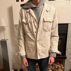 Fet overshirt - En overshirt i linne från uniclo. Väldigt skön på våren eller sommaren. Använd max 3 gånger så mycket bra skick. Storlek small.