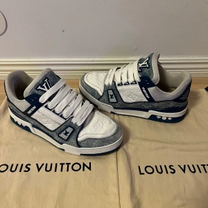 Lv trainers  - Riktig feta Louis Vuitton trainers i storlek 7. Passar mig med 42/43 bra. Skick 8/10! Nypris 13k. Mitt pris 5500. Dustbags och vestiaire tag medföljer! Självklart äkta! 