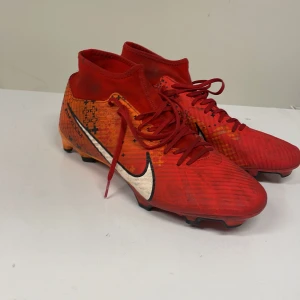 Röda fotbollsskor från Nike strl 43 - Säljer ett par Nike mercurial i storlek 43 som var för små har spelat en del med dom men dom funkar suveränt, hör av er vid frågor 