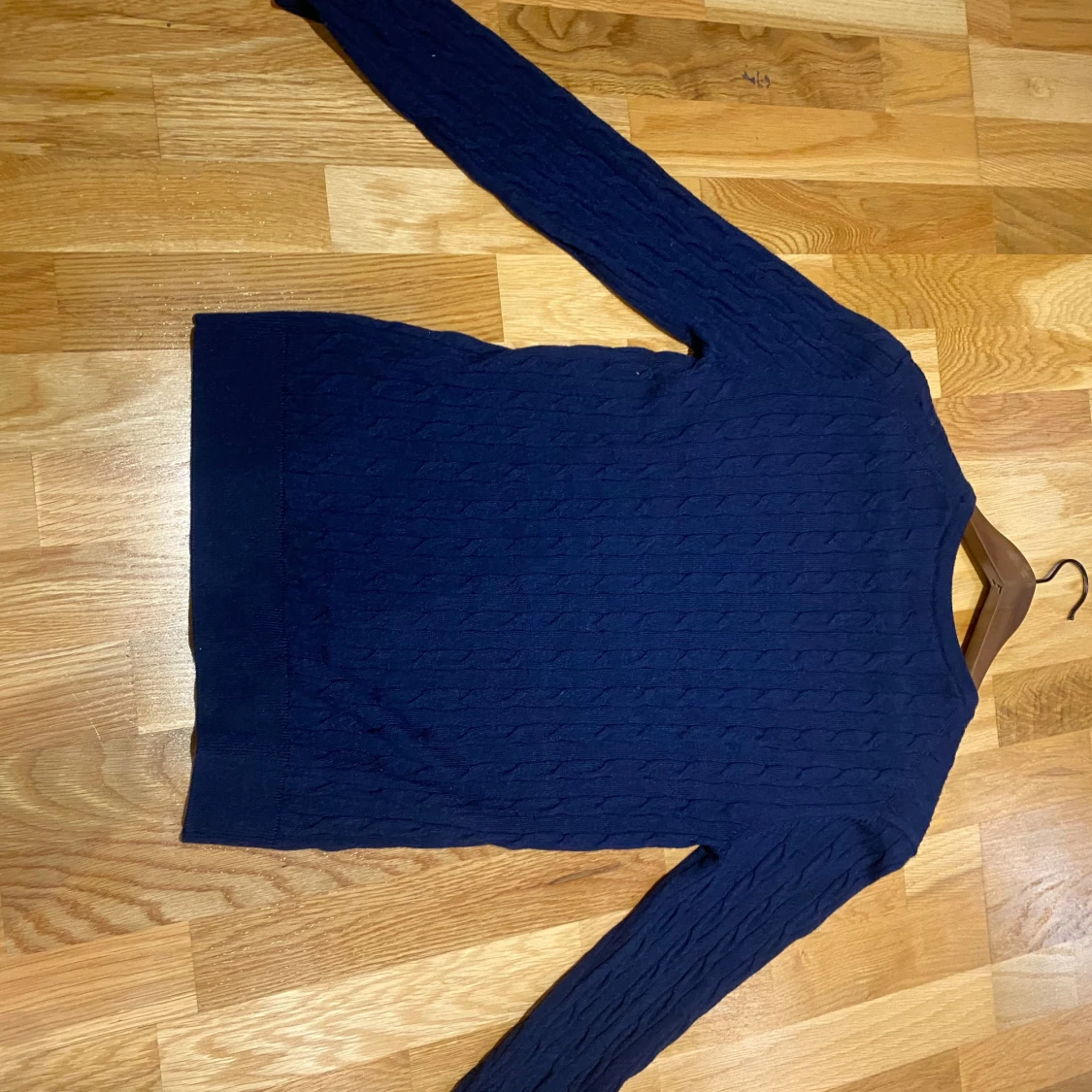 Mörkblå flätad tröja i merinoull från Morris - 1