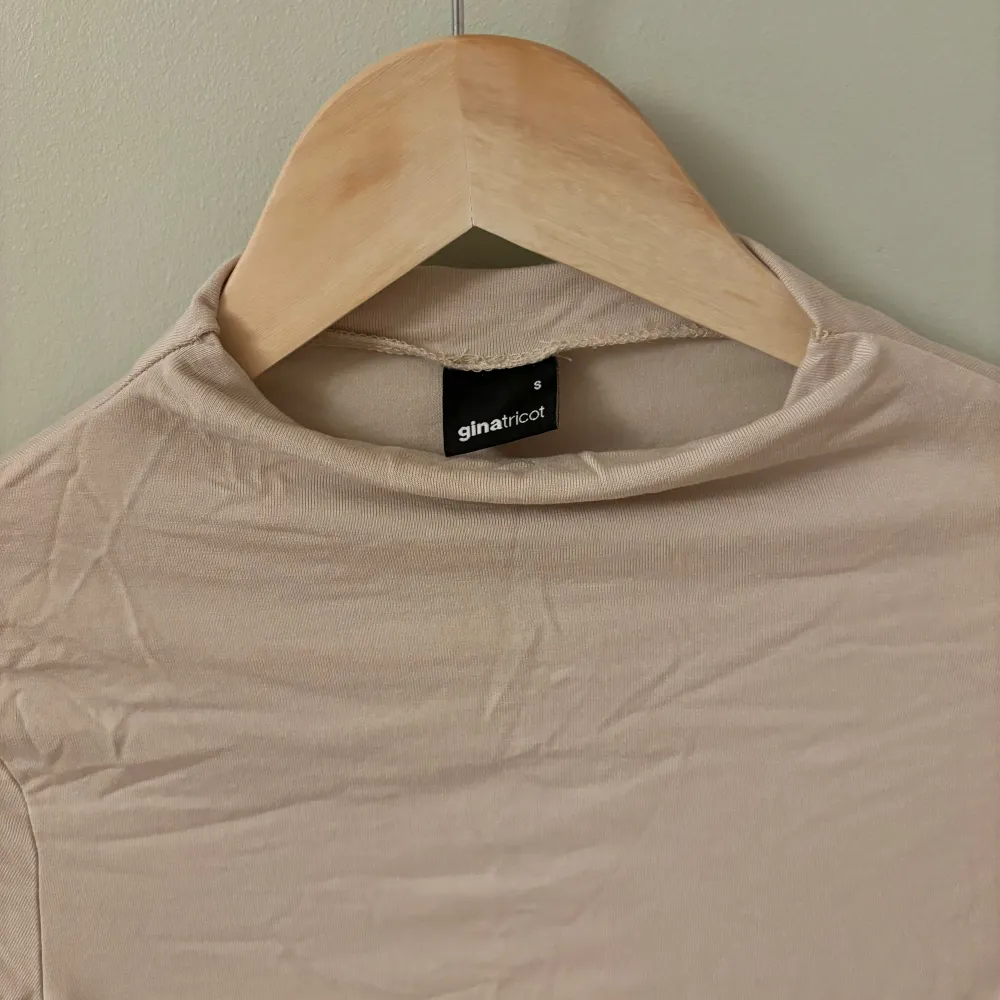 Superskönt topp frÄn Gina Tricot i storlek S. . YlÀosat.