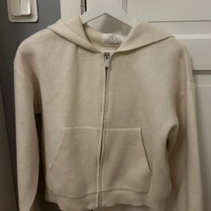 Stickad hoodie  - Stickad hoodie från Zara i storlek 164, bra skick och knappt använd, ny pris 360.💕