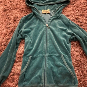 Juciy Couture zip up - Turkos/blå vintage juciy couture zip up hoddie. (Storlek L i barnstorlek)
