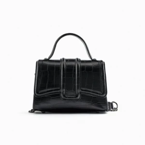 Svart handväska i krokodilmönster - Snygg svart handväska med krokodilmönster och ett praktiskt handtag. Väskan har en stilren design med en lockstängning och en avtagbar axelrem i kedja. Perfekt för att ge din outfit en elegant touch.