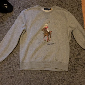 Ralph lauren polo bear - Grå skön Ralph lauren polo bear. Inte använd så speciellt mycket, inga defekter 