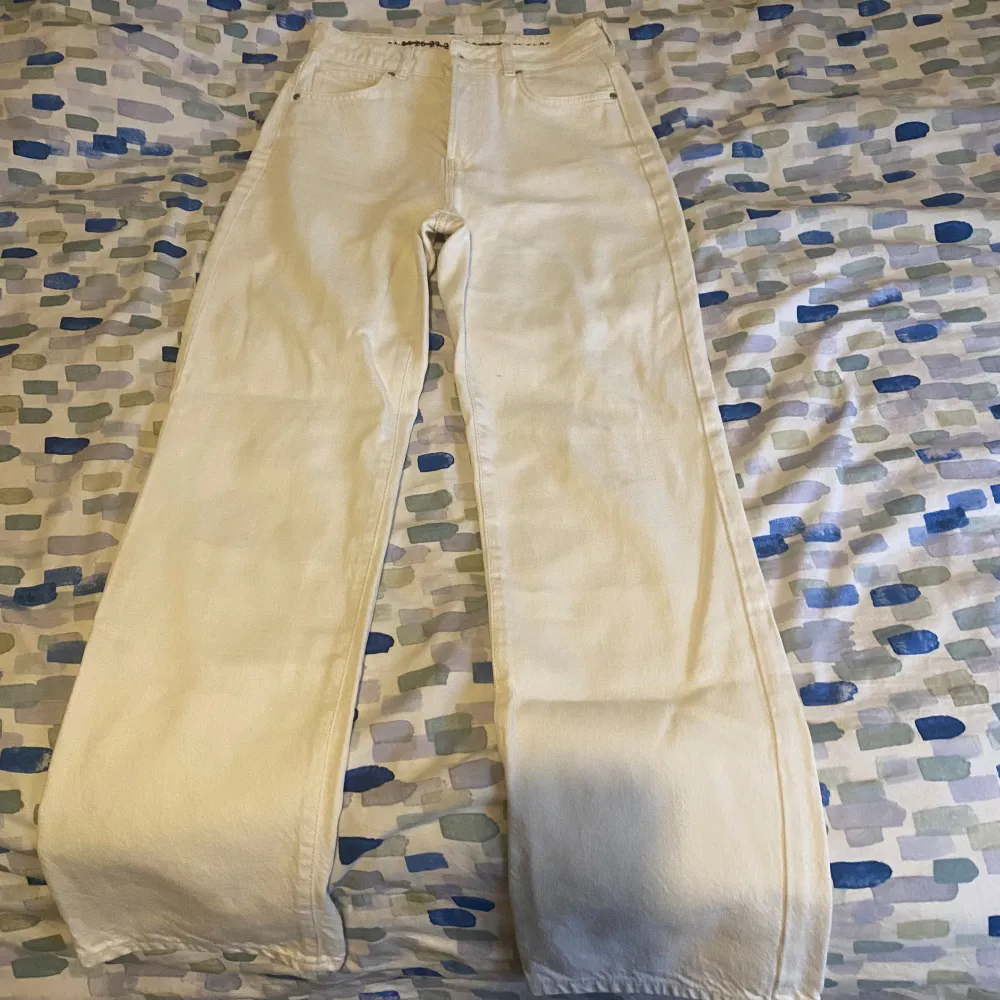 Snygga ecru-färgade byxor med en vid passform. Perfekta för en stilren look. Byxorna har en klassisk design med fickor både fram och bak.💕. Farkut & Housut.