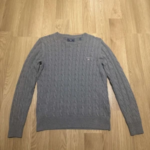 Grå stickad tröja från GANT - En grå stickad vintage Gant tröja som är i väldigt bra skick! Skicket är 9.5/10 och den är nästan helt oanvänd. Den är i storlek S och sitter väldigt bra. Skriv gärna för mer information!