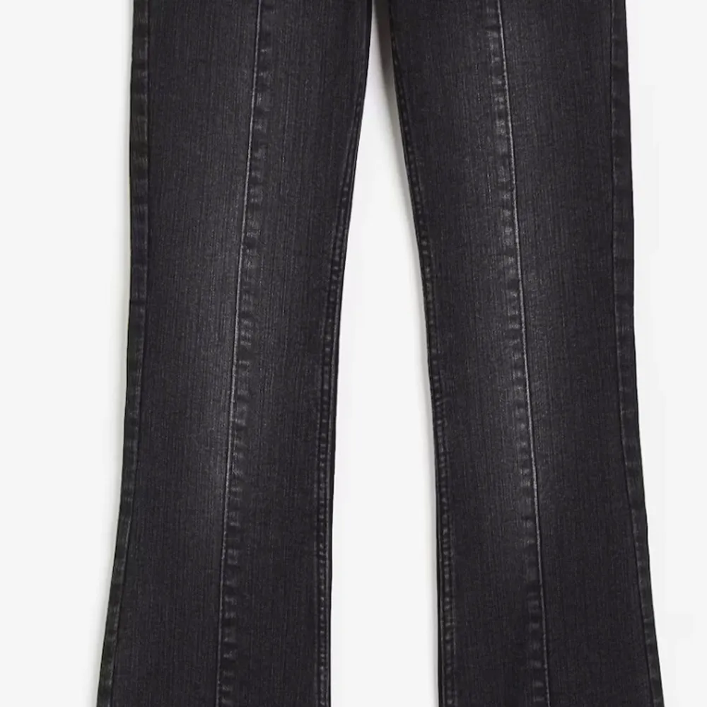 Snygga svarta bootcut lågmidjade jeans från hm. De är använda men har inga defekter o är som nya❤️ Jag är ca 1,69 . Farkut & Housut.