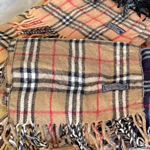 Burberry halsduk - Riktigt snygg, bra nu under vintern, riktigt bra pris, skriv vid funderingar