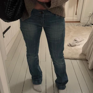 Lågmidjade jeans - Snygga lågmidjade blå jeans med bootcut. Hör av er vid frågor ☺️
