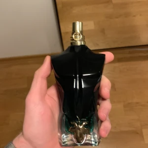 JPG le beau le parfym  - Jpg le beau le parfum 125 ml från början men nu är det hälften kvar. Kan tänka mig byten men säljer helst. 