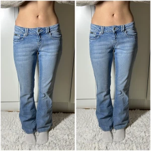 Lågmidjade bootcut jeans  - Lågmidjade bootcut jeans, storlek w28L32 Fint skick. Innerbenslängd: 79 midjemått: 37-38. Stretch till ungefär 40. Köp sker via köp nu, jag postar inom 24h. Kvar tills markerad såld 