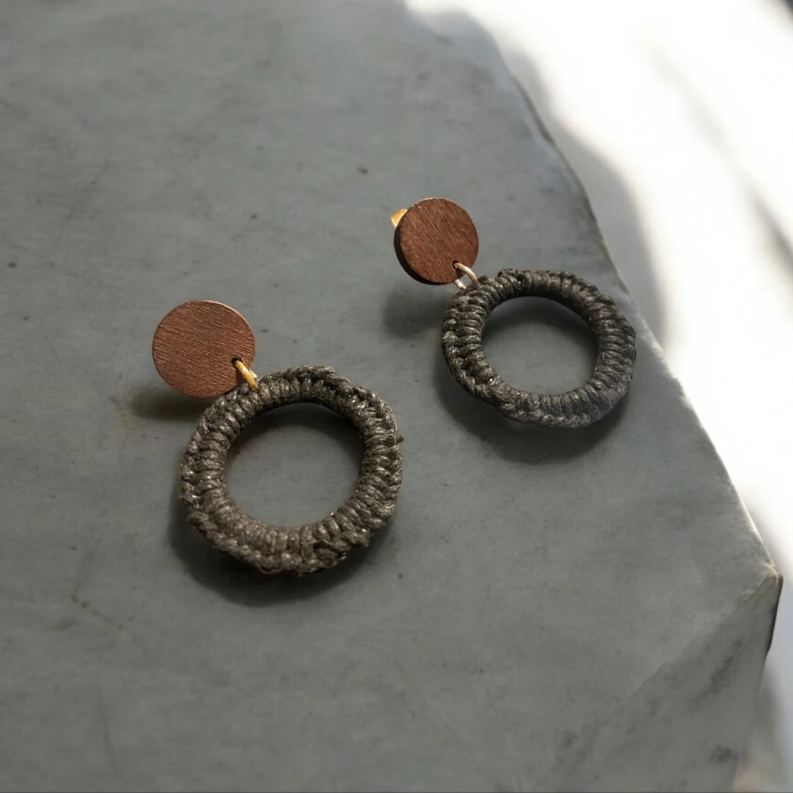 Örhängen med trä och textil - 1
