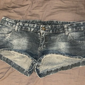 Lågmidjade calzedonia shorts  - Snygga super lågmidjade blå jeansshorts från calzedonia med ett diskret prickigt mönster. Köpta i Spanien cirka 2014 men använda fåtal gånger 💕