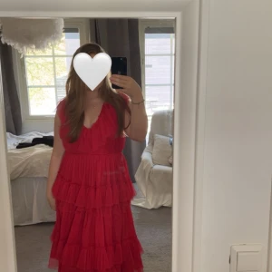 Röd balklänning  - Säljer en helt oanvänd balklänning i storlek 36. Ligger kvar i sin original förpackning. 