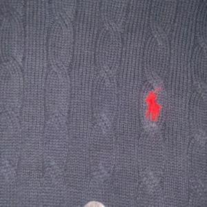 Mörkblå stickad tröja Ralph Lauren - Säljer en stilren mörkblå stickad  Ralph Lauren, säljer då den inte passade mig som jag ville. Den är M men sitter bättre L eller XL. Priset är inte satt i sten samt finns en grå version på mitt konto om det lockar mer 💪🏼💪🏼