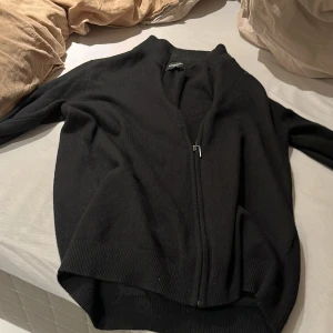 Svart kashmir kofta från Lawrence Grey - Säljer en elegant svart kofta från Lawrence Grey i 100% kashmir. Säljer för att den kommer inte till användning tröjan är endast använd fåtal gånger och är i storleken S.