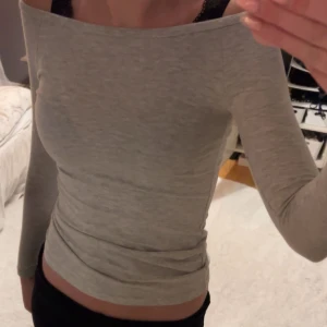 Ljusgrå tröja från Kappahl  - Tröja från Kappahl. Står ingen storlek men den är tajt för mig och jag har Xs, så skulle säga XXs💕💕