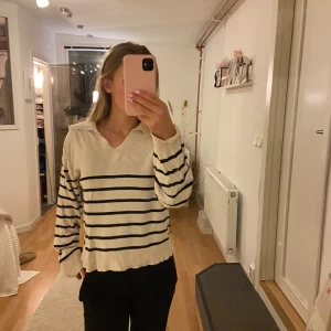 Randig tröja med v-ringning - Säljer en stilren vit tröja med svarta ränder och v-ringning. Tröjan har långa ärmar och ribbade muddar vid ärmslut och nederkant. (Lite skrynklig på bilden) den är i storlek 158/164 men passar mig perfekt som brukar ha xs🤍