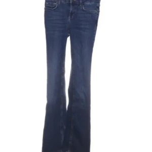 Blå low waist bootcut jeans från Zara - Snygga blå Low waist bootcut jeans från Zara i denim. Perfekta för en stilren look med klassisk passform och bekväm känsla. Storlek 32 men passar på mig som har xs/s.