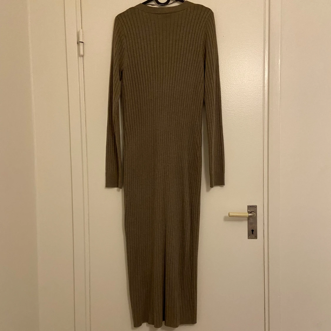 Beige ribbad långklänning från KappAhl - 1