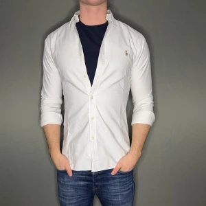 Ralph lauren skjorta - Hej säljer nu min fina Ralph Lauren skjorta i storlek S. Den är i nyskick och kommer vara otroligt snygg i höst/vinter. Nypris cirka 1500kr! Vi kommer att sälja liknande produkter nu närmare vinter så glöm inte följa profilen!🌊🍾