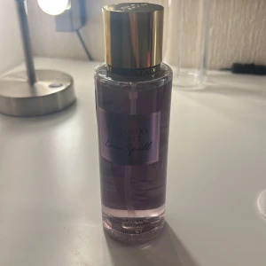 Love Spell Body Mist från Victoria's Secret - Säljer en Love Spell Body Mist från Victoria's Secret. Flaskan är genomskinlig med lila vätska och har en gyllene kork. Perfekt för en fräsch och blommig doftupplevelse. PRISET ÄR FAST 