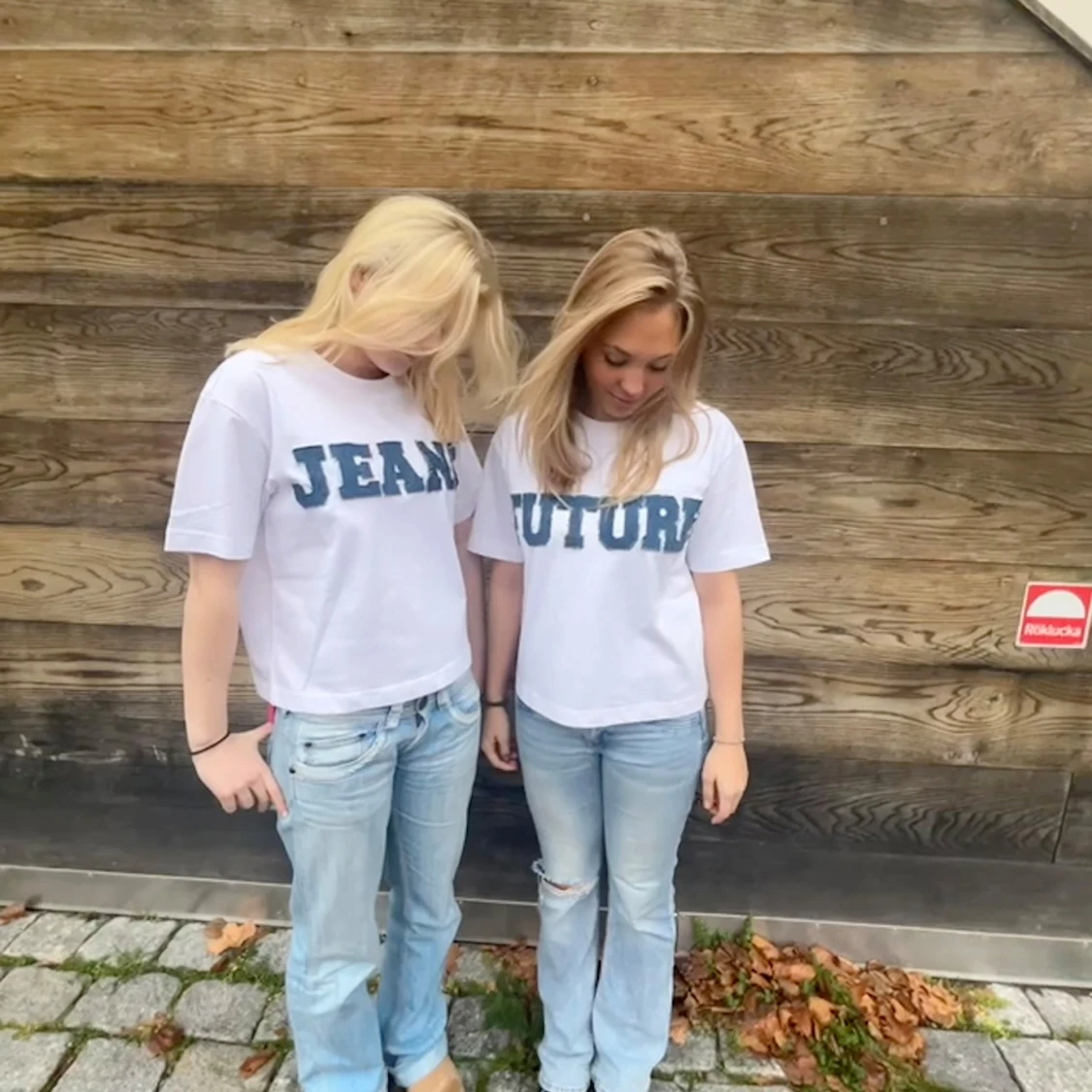 Vit t-shirt med denim text 