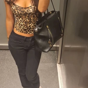 Levis lågmidjade bootcut jeans - Säljer dessa snygga lågmidjade levis jeansen 🩷 Storlek w25 men passar w23 och w24. (Andra bilden är lånad)